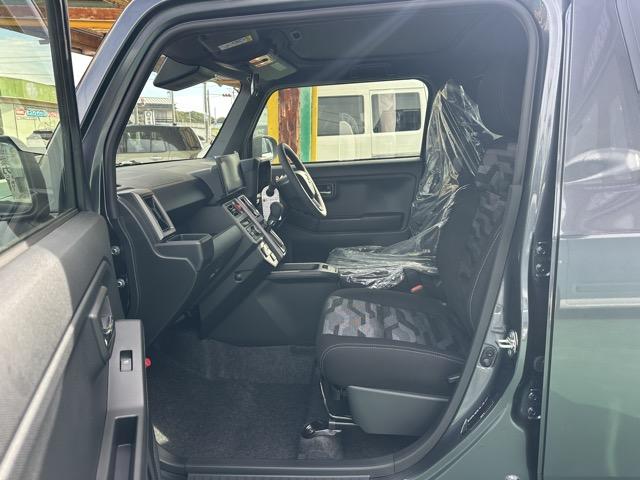 タフト Gターボ ダーククロムベンチャー 特別仕様車 9インチスマホ連携ディスプレイオーディオ スマートアシスト LEDヘッドランプ スカイフィールトップ 運転席・助手席シートヒーター 電動パーキングブレーキ バックモニター 届出済未使用車(6枚目)