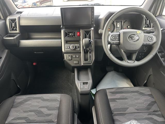 タフト Gターボ クロムベンチャー 特別仕様車 9インチスマホ連携ディスプレイオーディオ スマートアシスト LEDヘッドランプ スカイフィールトップ 運転席・助手席シートヒーター 電動パーキングブレーキ バックモニター 届出済未使用車(8枚目)