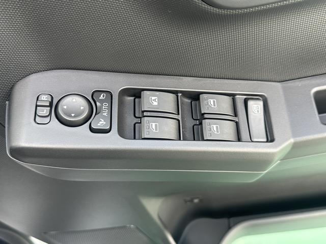 タフト Gターボ クロムベンチャー 特別仕様車 9インチスマホ連携ディスプレイオーディオ スマートアシスト LEDヘッドランプ スカイフィールトップ 運転席・助手席シートヒーター 電動パーキングブレーキ バックモニター 届出済未使用車(15枚目)