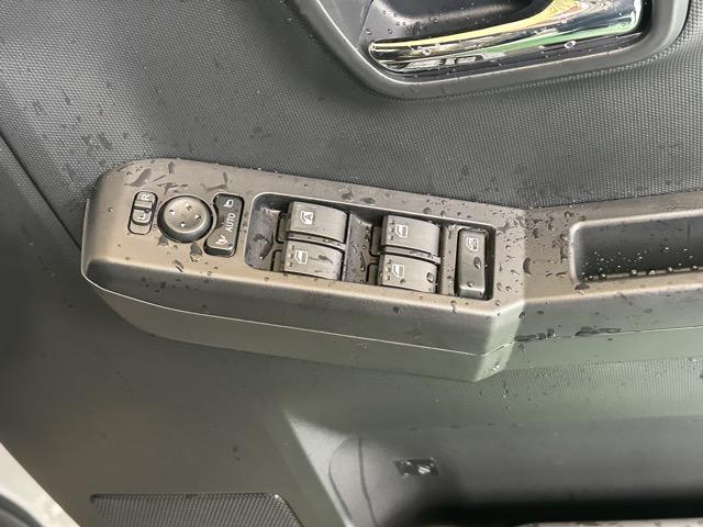 タフト G ダーククロムベンチャー 特別仕様車 9インチスマホ連携ディスプレイオーディオ スマートアシスト LEDヘッドランプ スカイフィールトップ 運転席・助手席シートヒーター 電動パーキングブレーキ バックモニター 届出済未使用車(16枚目)