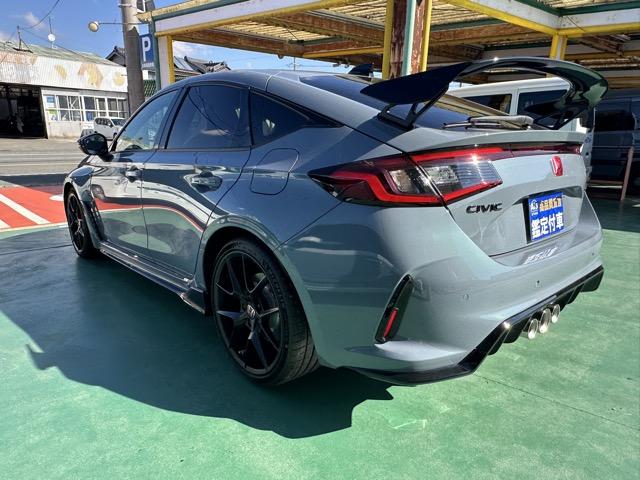 シビック タイプＲ　レーシングブラックパッケージ　走行距離５１ｋｍ　６ＭＴ　ＴＹＰＥ　Ｒ専用１０．２インチデジタルメーター・シート・ステアリング・リアスポイラー　レブマッチシステム　トリプルエキゾースト　Ｂｒｅｍｂｏ製ブレーキシステム　登録済未使用車（5枚目）