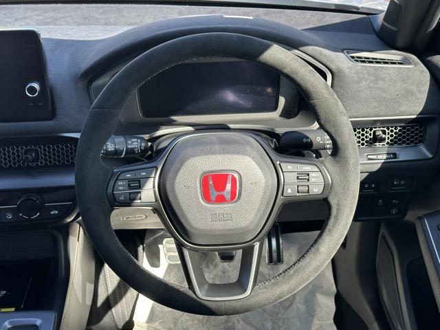 シビック タイプＲ　レーシングブラックパッケージ　走行距離５１ｋｍ　６ＭＴ　ＴＹＰＥ　Ｒ専用１０．２インチデジタルメーター・シート・ステアリング・リアスポイラー　レブマッチシステム　トリプルエキゾースト　Ｂｒｅｍｂｏ製ブレーキシステム　登録済未使用車（9枚目）