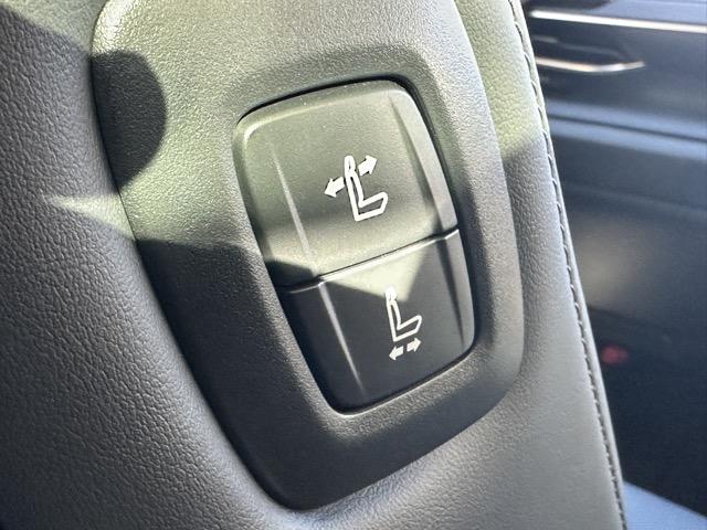 クラウンクロスオーバー Ｇアドバンスド・レザーパッケージ　純正ディスプレイオーディオ　パノラマカメラ　ＥＴＣ　シートヒーター＆ベンチレーション　パワーシート　パワーバックドア　スマートキー　ＬＥＤヘッドライト　オートエアコン　革巻ハンドル　ＡＣ１００Ｖ電源（12枚目）