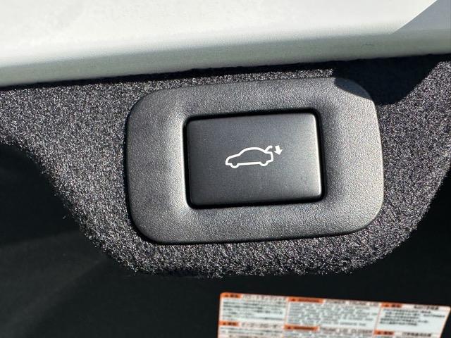 クラウンクロスオーバー Ｇアドバンスド・レザーパッケージ　純正ディスプレイオーディオ　パノラマカメラ　ＥＴＣ　シートヒーター＆ベンチレーション　パワーシート　パワーバックドア　スマートキー　ＬＥＤヘッドライト　オートエアコン　革巻ハンドル　ＡＣ１００Ｖ電源（16枚目）