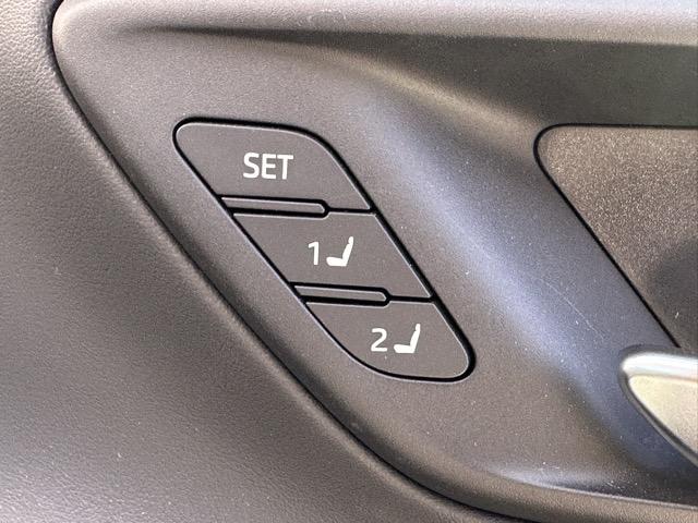 クラウンクロスオーバー Ｇアドバンスド・レザーパッケージ　純正ディスプレイオーディオ　パノラマカメラ　ＥＴＣ　シートヒーター＆ベンチレーション　パワーシート　パワーバックドア　スマートキー　ＬＥＤヘッドライト　オートエアコン　革巻ハンドル　ＡＣ１００Ｖ電源（22枚目）