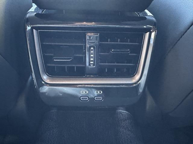 クラウンスポーツ Ｚ　内装色／ブラック　セーフティセンス　ディスプレイオーディオ　ＥＴＣ２．０　パノラミックビューモニター　デジタルインナーミラー　運転席・助手席シートヒーター＆ベンチレーション　ステアリングヒーター（10枚目）