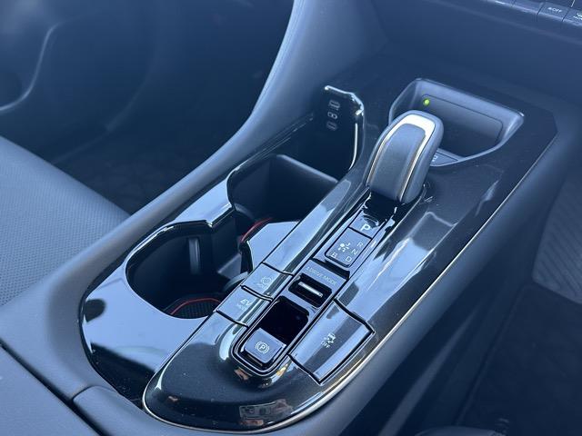 クラウンスポーツ Ｚ　内装色／ブラック　セーフティセンス　ディスプレイオーディオ　ＥＴＣ２．０　パノラミックビューモニター　デジタルインナーミラー　運転席・助手席シートヒーター＆ベンチレーション　ステアリングヒーター（24枚目）