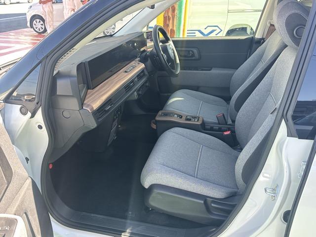 Ｈｏｎｄａ ｅ アドバンス　純正ナビゲーション　マルチビューカメラ　ＥＴＣ　サンルーフ　デジタルインナーミラー　スマートキー　ＬＥＤヘッドライト　フルオートエアコン　シートヒーター＆ハンドルヒーター　ＡＣ１００Ｖ電源（6枚目）