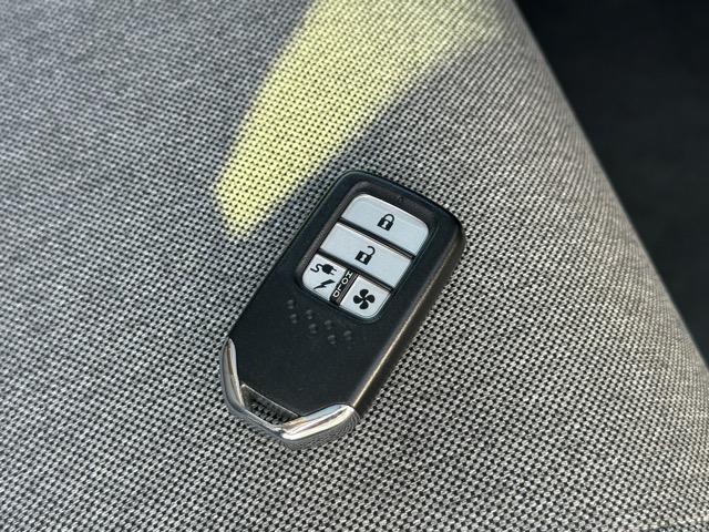 Ｈｏｎｄａ ｅ アドバンス　純正ナビゲーション　マルチビューカメラ　ＥＴＣ　サンルーフ　デジタルインナーミラー　スマートキー　ＬＥＤヘッドライト　フルオートエアコン　シートヒーター＆ハンドルヒーター　ＡＣ１００Ｖ電源（18枚目）