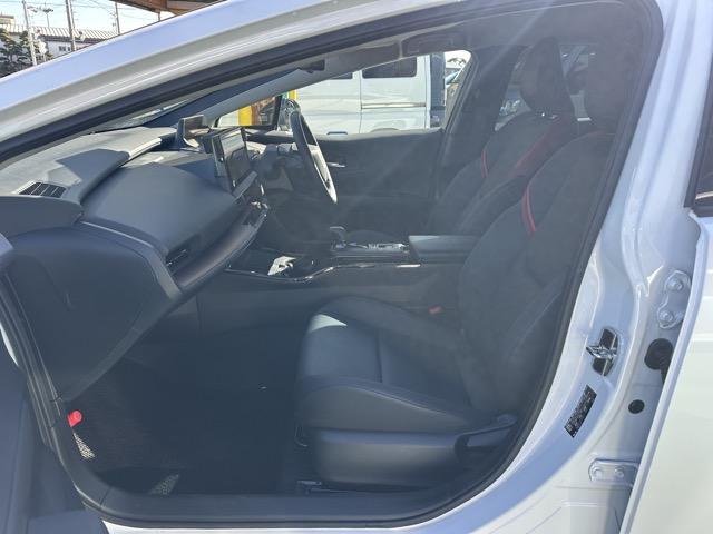 プリウス Ｚ　４ＷＤ　純正ディスプレイオーディオ　パノラマカメラ　ＥＴＣ　スマートキー　ＬＥＤ　フルオートエアコン　シートヒーター＆ベンチレーション　パワーバックドア　ＡＣ１００Ｖ電源　デジタルインナーミラー（7枚目）