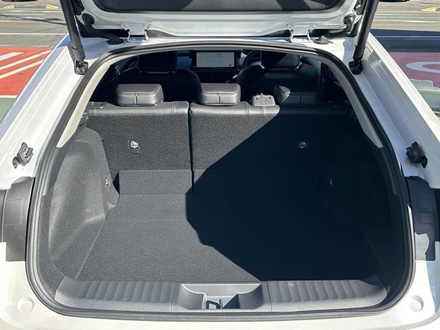 プリウス Ｚ　４ＷＤ　純正ディスプレイオーディオ　パノラマカメラ　ＥＴＣ　スマートキー　ＬＥＤ　フルオートエアコン　シートヒーター＆ベンチレーション　パワーバックドア　ＡＣ１００Ｖ電源　デジタルインナーミラー（13枚目）