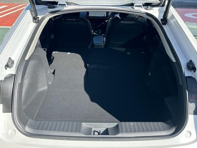 プリウス Ｚ　４ＷＤ　純正ディスプレイオーディオ　パノラマカメラ　ＥＴＣ　スマートキー　ＬＥＤ　フルオートエアコン　シートヒーター＆ベンチレーション　パワーバックドア　ＡＣ１００Ｖ電源　デジタルインナーミラー（14枚目）