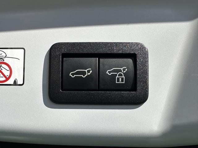 プリウス Ｚ　４ＷＤ　純正ディスプレイオーディオ　パノラマカメラ　ＥＴＣ　スマートキー　ＬＥＤ　フルオートエアコン　シートヒーター＆ベンチレーション　パワーバックドア　ＡＣ１００Ｖ電源　デジタルインナーミラー（16枚目）