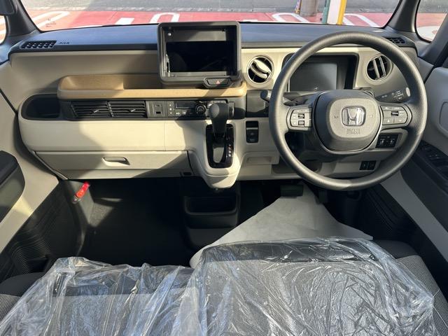 Ｎ－ＢＯＸ ファッションスタイル　コンフォートパッケージ装着車／運転席・助手席シートヒーター　パワースライドドア　リアセンターアームレスト　シートバックテーブル　オートリトラミラー　ホンダセンシング　ＬＥＤヘッドライト　届出済未使用車（8枚目）