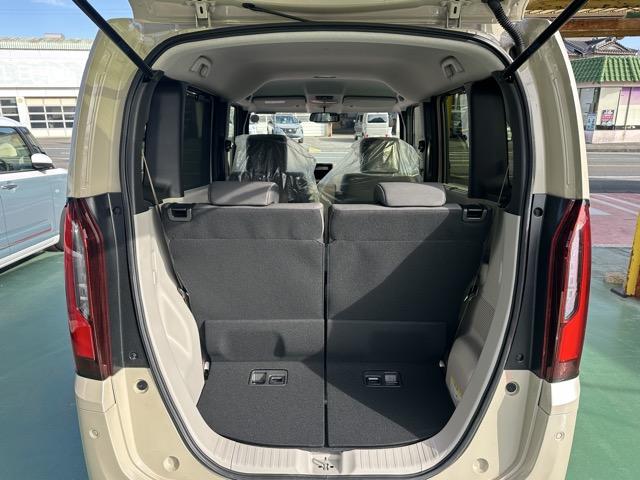 Ｎ－ＢＯＸ ファッションスタイル　コンフォートパッケージ装着車／運転席・助手席シートヒーター　パワースライドドア　リアセンターアームレスト　シートバックテーブル　オートリトラミラー　ホンダセンシング　ＬＥＤヘッドライト　届出済未使用車（13枚目）