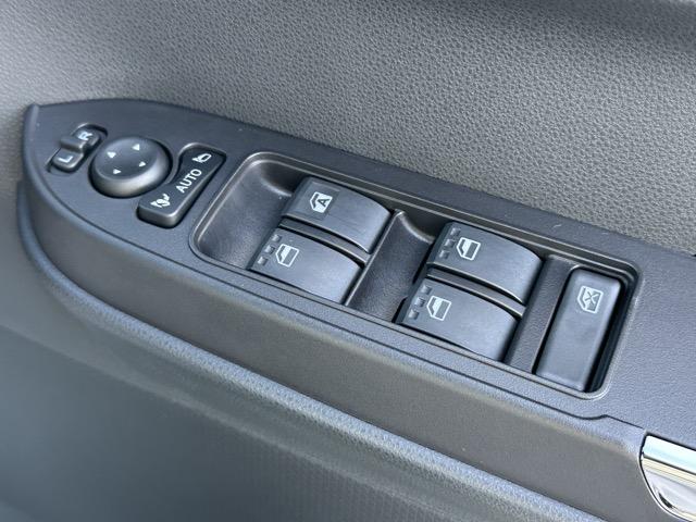 タント カスタムX スマートキー LEDヘッドライト 両側パワースライドドア フルオートエアコン シートヒーター ロールサンシェード シートバックテーブル 電気式パーキングブレーキ フォグランプ 届出済未使用車(17枚目)