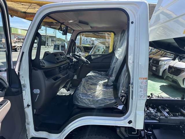 キャンター 全低床強化ダンプ 5MT 3t全低床強化ダンプ バックカメラ付 EZGO サイドガードアシスト スマートキー LEDヘッドライト 電動格納ドアミラー フォグランプ Bluetoothオーディオ ルーフコンソール(6枚目)
