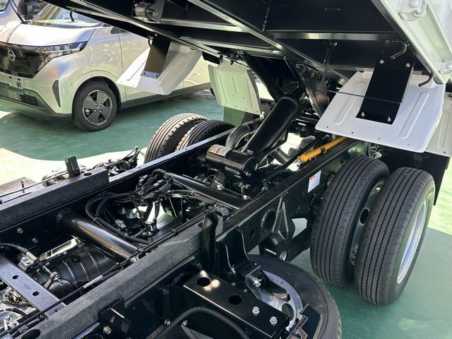キャンター 全低床強化ダンプ 5MT 3t全低床強化ダンプ バックカメラ付 EZGO サイドガードアシスト スマートキー LEDヘッドライト 電動格納ドアミラー フォグランプ Bluetoothオーディオ ルーフコンソール(10枚目)
