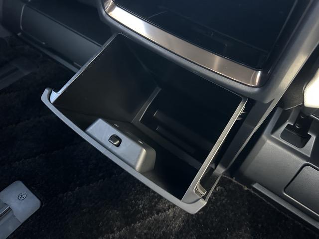 アルファードハイブリッド Ｚ　ユニバーサルステップ　純正ナビゲーション　パノラマカメラ　ＥＴＣ　デジタルインナーミラー　シートヒーター＆ベンチレーション　パワーシート　パワーバックドア　リヤオートエアコン　ＡＣ１００Ｖ電源（17枚目）