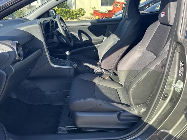 ＧＲヤリス ＲＺ　走行距離３，５００ｋｍ　４ＷＤ　６ＭＴ　セーフティセンス　ディスプレイオーディオ　バックモニター　ＥＴＣ　本革巻ステアリング　インタークーラースプレー　１８インチアルミホイール　スマートキー（6枚目）