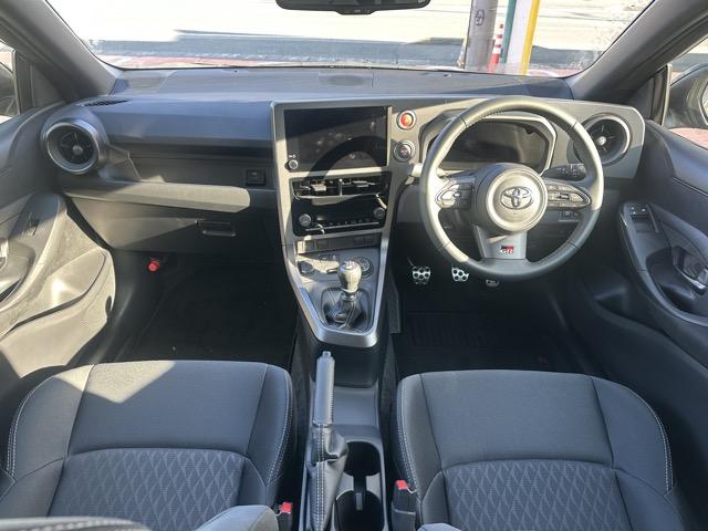 ＧＲヤリス ＲＺ　走行距離３，５００ｋｍ　４ＷＤ　６ＭＴ　セーフティセンス　ディスプレイオーディオ　バックモニター　ＥＴＣ　本革巻ステアリング　インタークーラースプレー　１８インチアルミホイール　スマートキー（8枚目）