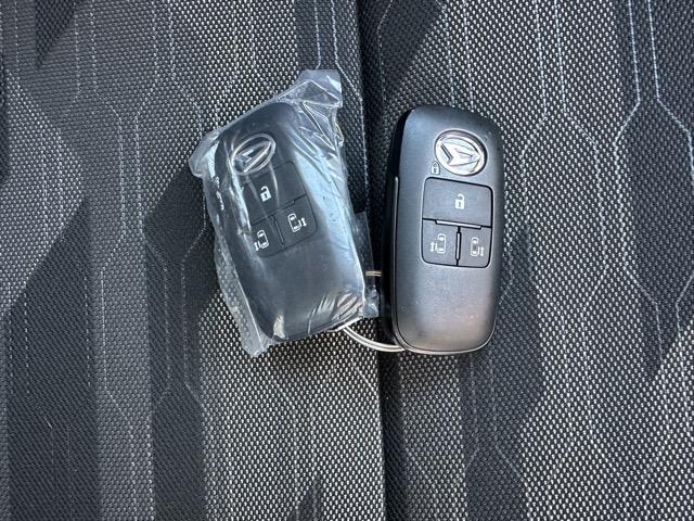 タント ファンクロス　パノラマアップグレードパック　スマートキー　ＬＥＤヘッドライト　両側パワースライドドア　フルオートエアコン　シートヒーター　ロールサンシェード　シートバックテーブル　電気式パーキングブレーキ（31枚目）