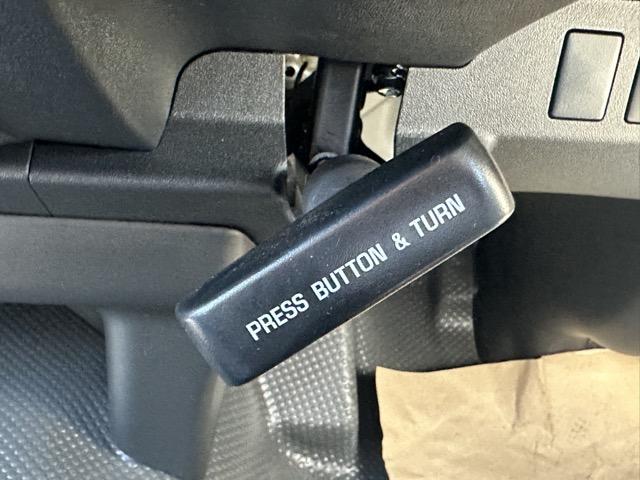 ブローニィバン ロングＧＬ　ディーゼル車　４ＷＤ　キーレス　ＬＥＤヘッドライト　両側スライドドア　電動格納ドアミラー　パワーウィンドー　リヤクーラー＆リヤヒーター　衝突被害軽減ブレーキ　オートライト　登録済未使用車（25枚目）