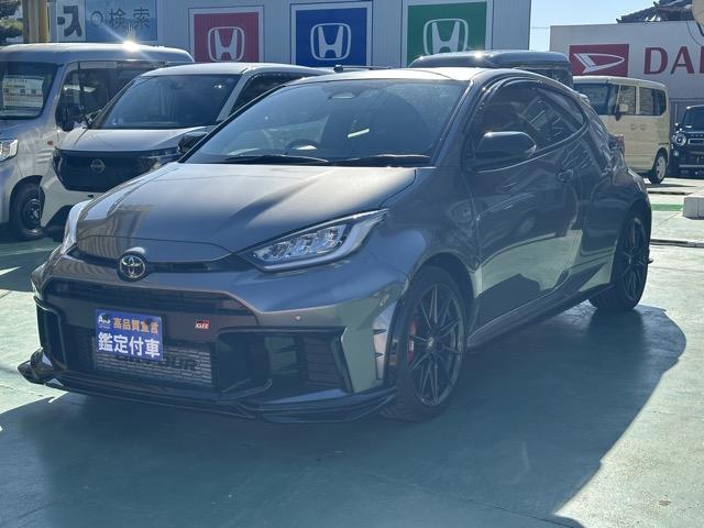 ＧＲヤリス ＲＺ　ハイパフォーマンス　４ＷＤ　６ＭＴ　セーフティセンス　ディスプレイオーディオ　ＪＢＬサウンドシステム　ＬＥＤヘッドランプ　ＢＢＳ製鍛造ＡＷ　対向ブレーキキャリパー　本革巻ステアリング　シートヒーター＆ステアリングヒーター（4枚目）