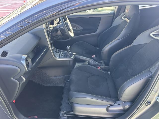 ＧＲヤリス ＲＺ　ハイパフォーマンス　４ＷＤ　６ＭＴ　セーフティセンス　ディスプレイオーディオ　ＪＢＬサウンドシステム　ＬＥＤヘッドランプ　ＢＢＳ製鍛造ＡＷ　対向ブレーキキャリパー　本革巻ステアリング　シートヒーター＆ステアリングヒーター（6枚目）