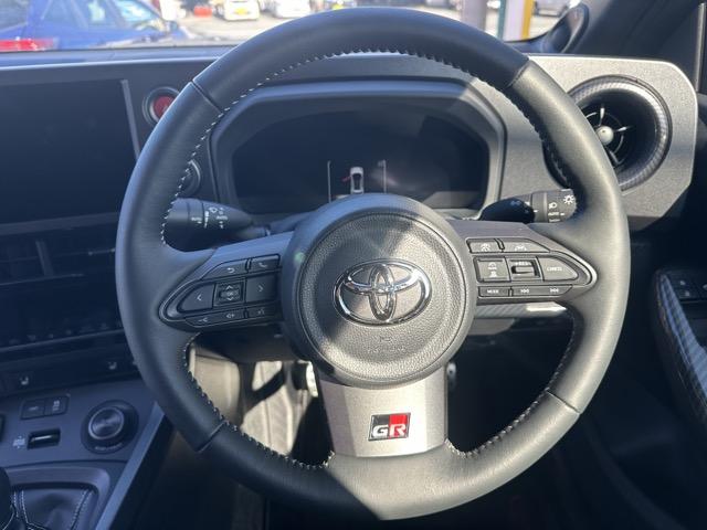 ＧＲヤリス ＲＺ　ハイパフォーマンス　４ＷＤ　６ＭＴ　セーフティセンス　ディスプレイオーディオ　ＪＢＬサウンドシステム　ＬＥＤヘッドランプ　ＢＢＳ製鍛造ＡＷ　対向ブレーキキャリパー　本革巻ステアリング　シートヒーター＆ステアリングヒーター（9枚目）