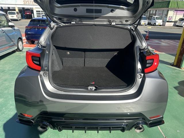 ＧＲヤリス ＲＺ　ハイパフォーマンス　４ＷＤ　６ＭＴ　セーフティセンス　ディスプレイオーディオ　ＪＢＬサウンドシステム　ＬＥＤヘッドランプ　ＢＢＳ製鍛造ＡＷ　対向ブレーキキャリパー　本革巻ステアリング　シートヒーター＆ステアリングヒーター（10枚目）