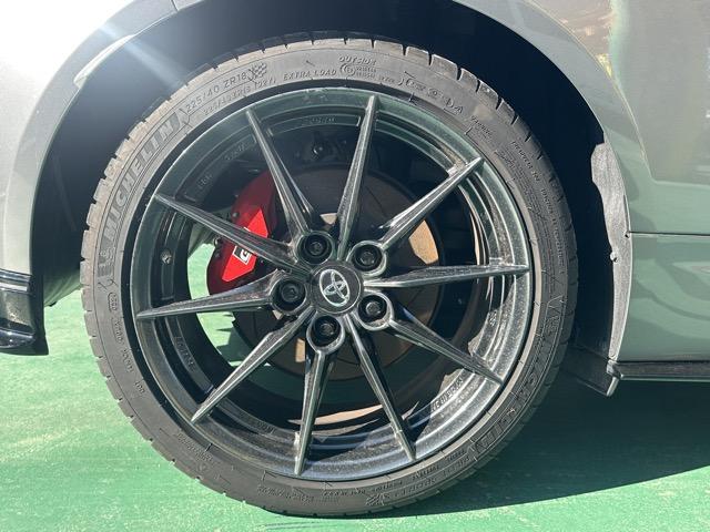 ＧＲヤリス ＲＺ　ハイパフォーマンス　４ＷＤ　６ＭＴ　セーフティセンス　ディスプレイオーディオ　ＪＢＬサウンドシステム　ＬＥＤヘッドランプ　ＢＢＳ製鍛造ＡＷ　対向ブレーキキャリパー　本革巻ステアリング　シートヒーター＆ステアリングヒーター（13枚目）