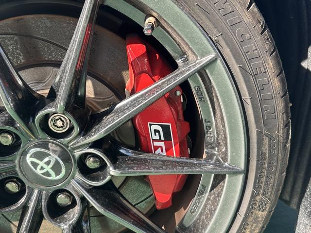 ＧＲヤリス ＲＺ　ハイパフォーマンス　４ＷＤ　６ＭＴ　セーフティセンス　ディスプレイオーディオ　ＪＢＬサウンドシステム　ＬＥＤヘッドランプ　ＢＢＳ製鍛造ＡＷ　対向ブレーキキャリパー　本革巻ステアリング　シートヒーター＆ステアリングヒーター（16枚目）