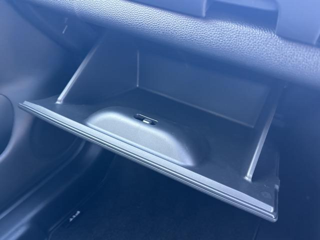 フィット ｅ：ＨＥＶホーム　純正ナビゲーション　バックカメラ　スマートキー　ＬＥＤヘッドライト　フルオートエアコン　革巻きハンドル　オートクルーズコントロール　オートライト　衝突被害軽減ブレーキ　電気式パーキングブレーキ（19枚目）