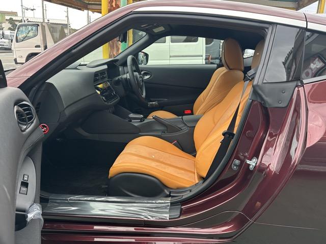 フェアレディＺ ベースグレード　ＡＴ車　純正ナビゲーション　バックカメラ　スマートキー　ＬＥＤヘッドライト　フルオートエアコン　革巻きハンドル　オートクルーズコントロール　パドルシフト　アルミペダル　フォグランプ（6枚目）