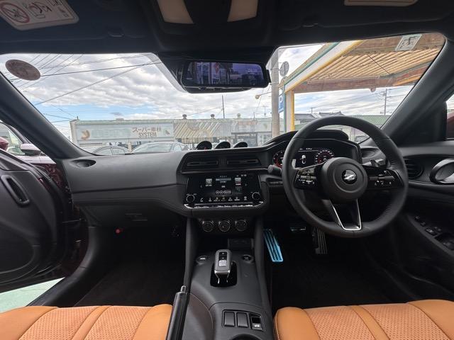フェアレディＺ ベースグレード　ＡＴ車　純正ナビゲーション　バックカメラ　スマートキー　ＬＥＤヘッドライト　フルオートエアコン　革巻きハンドル　オートクルーズコントロール　パドルシフト　アルミペダル　フォグランプ（7枚目）