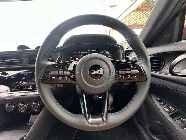 フェアレディＺ ベースグレード　ＡＴ車　純正ナビゲーション　バックカメラ　スマートキー　ＬＥＤヘッドライト　フルオートエアコン　革巻きハンドル　オートクルーズコントロール　パドルシフト　アルミペダル　フォグランプ（8枚目）