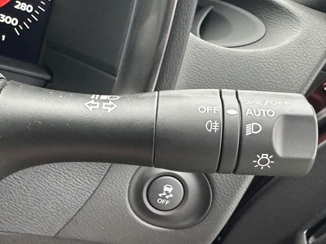 フェアレディＺ ベースグレード　ＡＴ車　純正ナビゲーション　バックカメラ　スマートキー　ＬＥＤヘッドライト　フルオートエアコン　革巻きハンドル　オートクルーズコントロール　パドルシフト　アルミペダル　フォグランプ（27枚目）