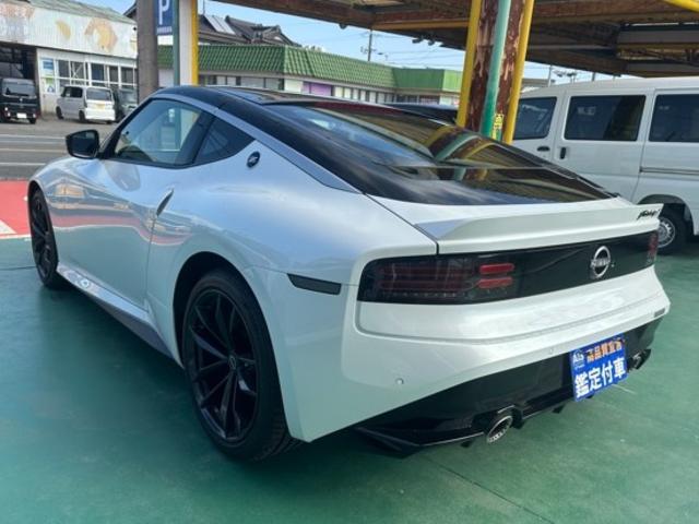 フェアレディZ バージョンS 6MT エマージェンシーブレーキ LEDヘッドランプ NissanConnectナビゲーション ETC2.0 本革巻ステアリング・シフトノブ 3連サブメーター デュアルエキゾースト 登録済未使用車(5枚目)