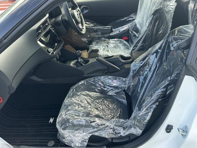 フェアレディZ バージョンS 6MT エマージェンシーブレーキ LEDヘッドランプ NissanConnectナビゲーション ETC2.0 本革巻ステアリング・シフトノブ 3連サブメーター デュアルエキゾースト 登録済未使用車(6枚目)