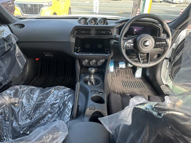 フェアレディZ バージョンS 6MT エマージェンシーブレーキ LEDヘッドランプ NissanConnectナビゲーション ETC2.0 本革巻ステアリング・シフトノブ 3連サブメーター デュアルエキゾースト 登録済未使用車(7枚目)