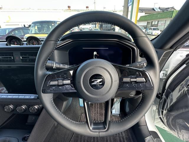 フェアレディZ バージョンS 6MT エマージェンシーブレーキ LEDヘッドランプ NissanConnectナビゲーション ETC2.0 本革巻ステアリング・シフトノブ 3連サブメーター デュアルエキゾースト 登録済未使用車(8枚目)