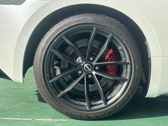 フェアレディZ バージョンS 6MT エマージェンシーブレーキ LEDヘッドランプ NissanConnectナビゲーション ETC2.0 本革巻ステアリング・シフトノブ 3連サブメーター デュアルエキゾースト 登録済未使用車(12枚目)