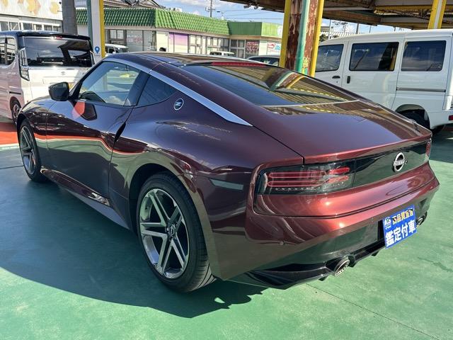 フェアレディZ ベースグレード 6MT LEDヘッドランプ NissanConnectナビゲーション バックモニター ETC2.0 本革巻ステアリング 3連サブメーター アルミペダル エマージェンシーブレーキ スマートキー(5枚目)