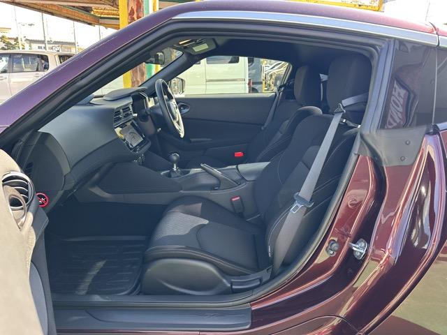 フェアレディZ ベースグレード 6MT LEDヘッドランプ NissanConnectナビゲーション バックモニター ETC2.0 本革巻ステアリング 3連サブメーター アルミペダル エマージェンシーブレーキ スマートキー(6枚目)