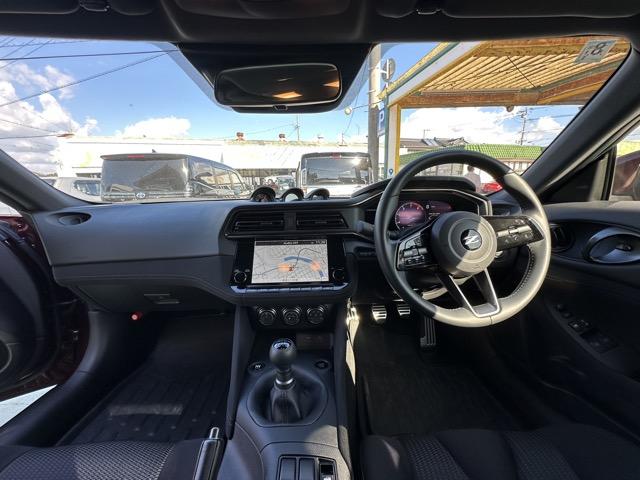 フェアレディZ ベースグレード 6MT LEDヘッドランプ NissanConnectナビゲーション バックモニター ETC2.0 本革巻ステアリング 3連サブメーター アルミペダル エマージェンシーブレーキ スマートキー(7枚目)