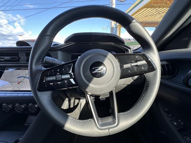 フェアレディZ ベースグレード 6MT LEDヘッドランプ NissanConnectナビゲーション バックモニター ETC2.0 本革巻ステアリング 3連サブメーター アルミペダル エマージェンシーブレーキ スマートキー(8枚目)