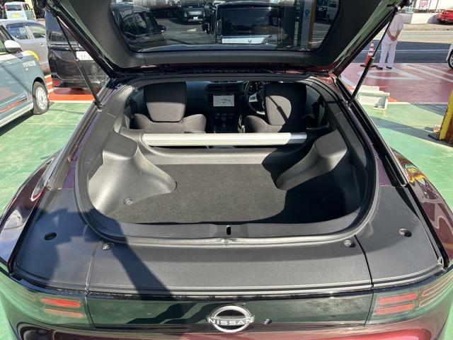 フェアレディZ ベースグレード 6MT LEDヘッドランプ NissanConnectナビゲーション バックモニター ETC2.0 本革巻ステアリング 3連サブメーター アルミペダル エマージェンシーブレーキ スマートキー(9枚目)