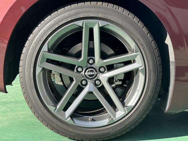 フェアレディZ ベースグレード 6MT LEDヘッドランプ NissanConnectナビゲーション バックモニター ETC2.0 本革巻ステアリング 3連サブメーター アルミペダル エマージェンシーブレーキ スマートキー(11枚目)