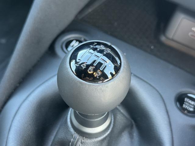 フェアレディZ ベースグレード 6MT LEDヘッドランプ NissanConnectナビゲーション バックモニター ETC2.0 本革巻ステアリング 3連サブメーター アルミペダル エマージェンシーブレーキ スマートキー(13枚目)